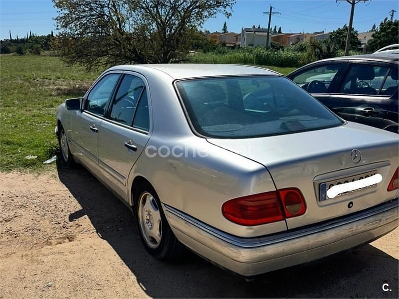 Gris / plata Usado 2000 Mercedes E300 Elegance Berlina | 1300 € - Imagen 1/4