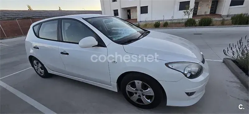 Usado Hyundai i30 Classic 109 CV (80 kW) 2011 Blanco Berlina