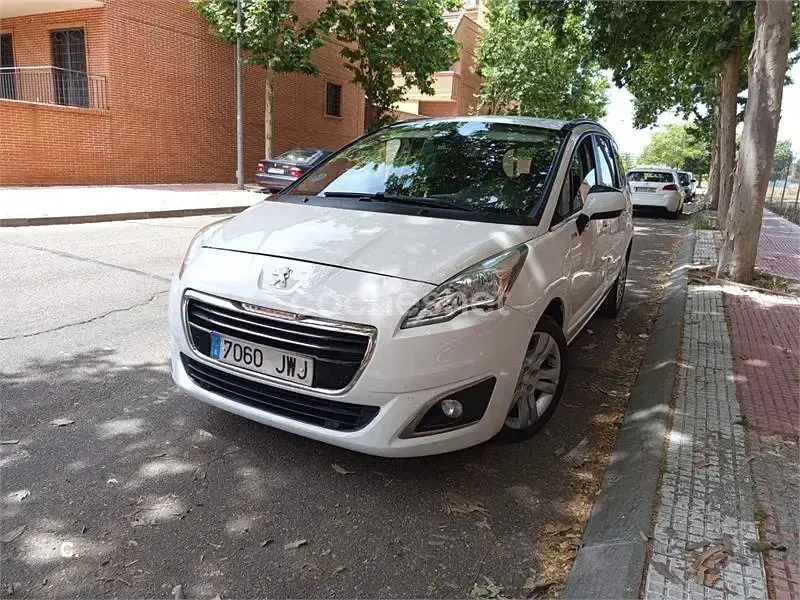 Usado Peugeot 5008 Allure 120 CV (88 kW) 2017 Blanco Monovolumen