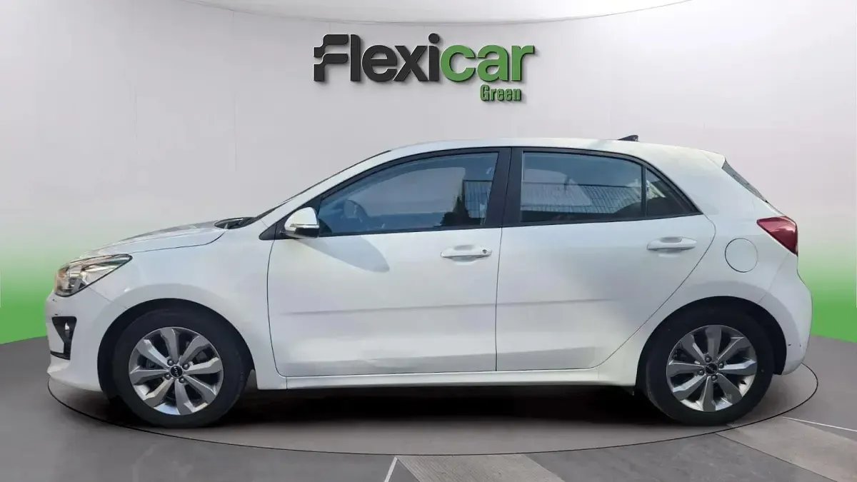 Usado Kia Rio 101 CV (74 kW) 2023 Blanco Berlina