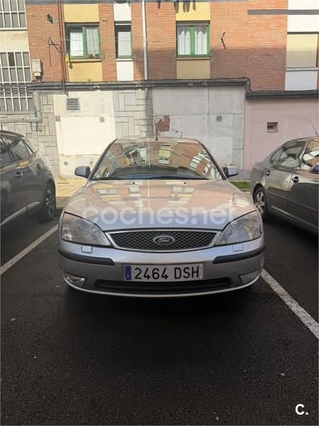 Usado Ford Mondeo Trend 130 CV (95 kW) 2005 Gris / plata Berlina