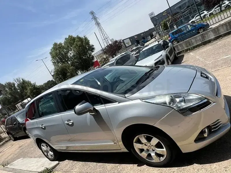 Usado Peugeot 5008 110 CV (80 kW) 2009 Gris / plata Monovolumen