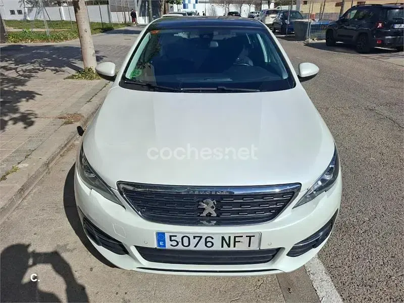 Usado Peugeot 308 Allure 130 CV (95 kW) 2018 Blanco Berlina