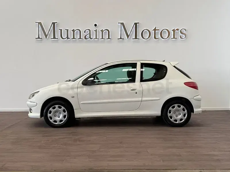 Usado Peugeot 206 75 CV (55 kW) 2002 Blanco Berlina