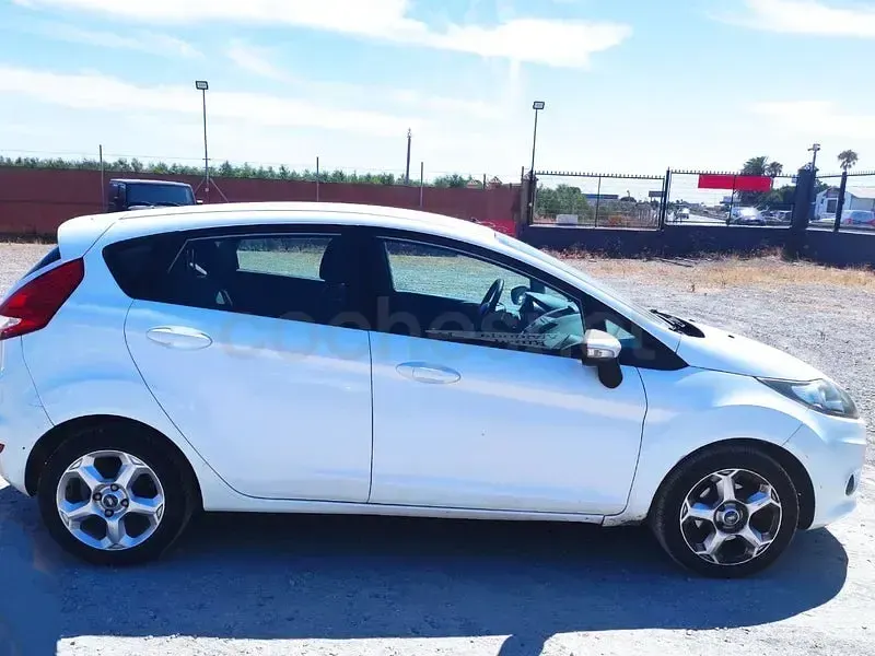 Usado Ford Fiesta Titanium 90 CV (66 kW) 2010 Blanco Berlina