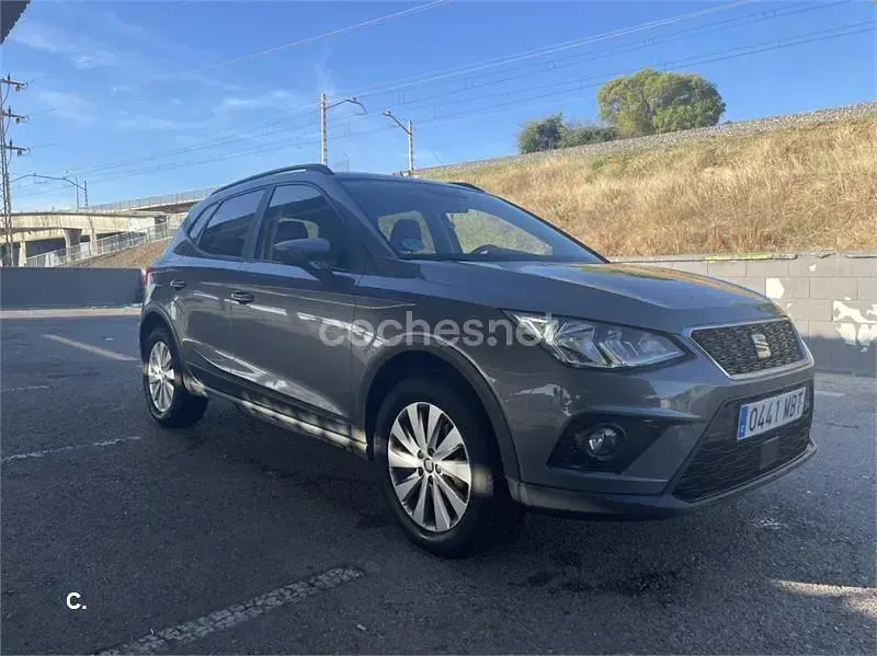 Usado Seat Arona Reference 95 CV (69 kW) 2018 Gris / plata SUV