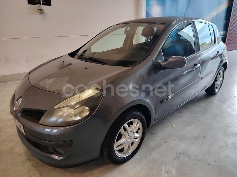 Usado Renault Clio II Dynamique 86 CV (63 kW) 2008 Gris / plata Berlina