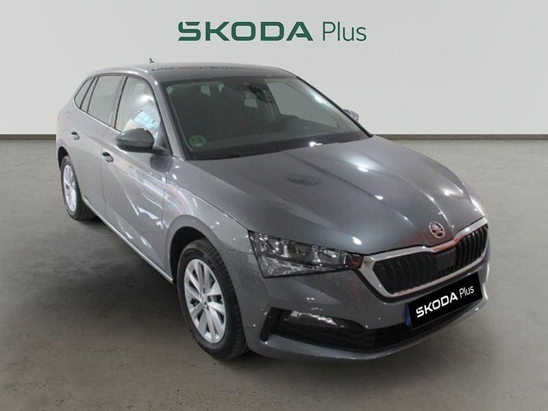 Gris Usado 2024 Skoda Scala Selection Utilitario | 20.590 € (Precio justo) - Imagen 1/4