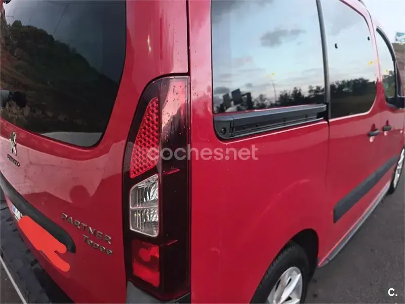 Usado Peugeot TePee Outdoor 110 CV (80 kW) 2016 Rojo Monovolumen