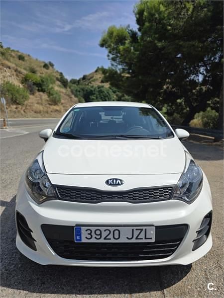Blanco Usado 2017 Kia Rio Berlina | 8699 € (Precio justo) - Imagen 1/4