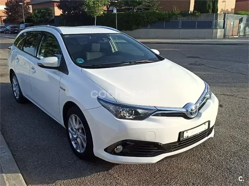 Usado Toyota Auris Hybrid Active 136 CV (100 kW) 2016 Blanco Familiar