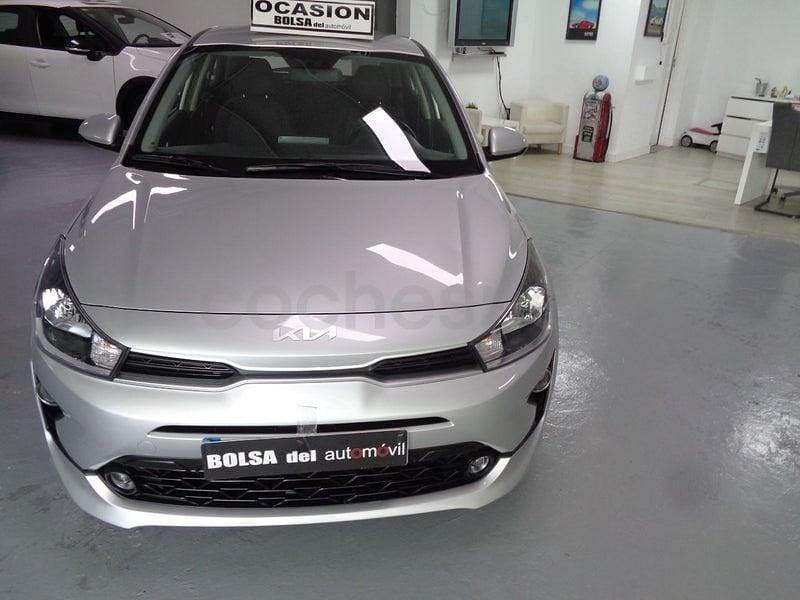 Usado Kia Rio 84 CV (61 kW) 2023 Gris / plata Berlina