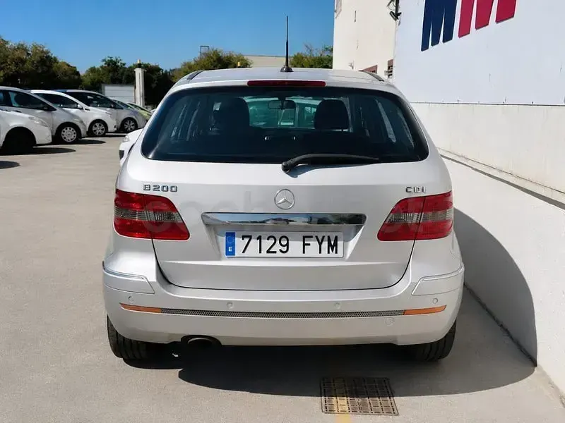 Usado Mercedes B200 140 CV (102 kW) 2007 Gris / plata Monovolumen
