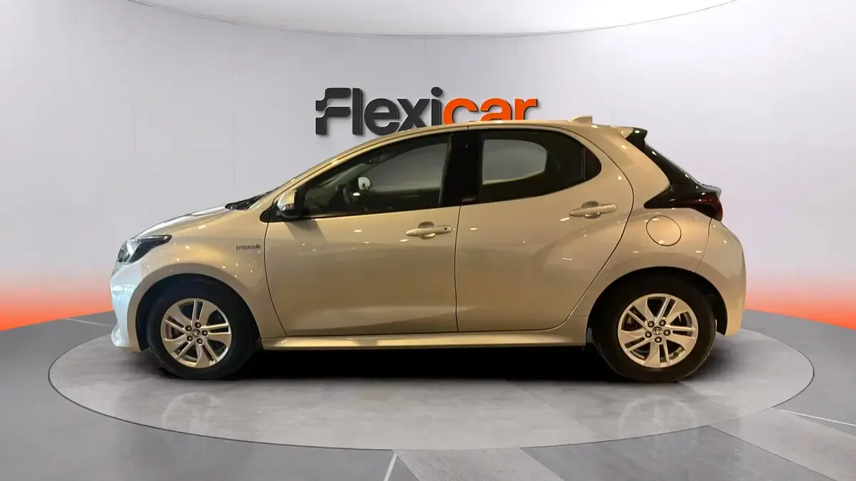 Usado Toyota Yaris Hybrid Business Edition 116 CV (85 kW) 2021 Gris Berlina