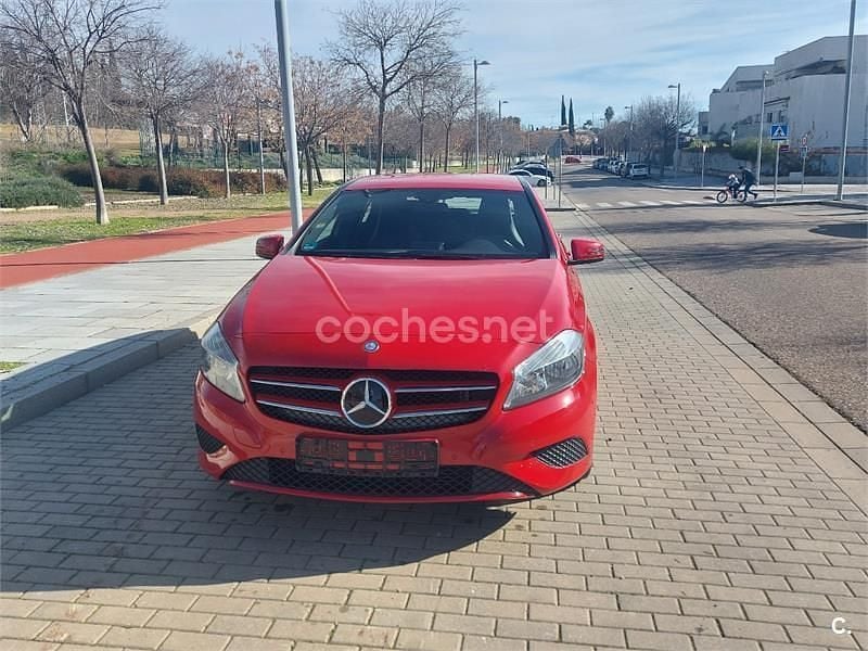 Usado Mercedes A180 Style 122 CV (89 kW) 2013 Rojo Berlina
