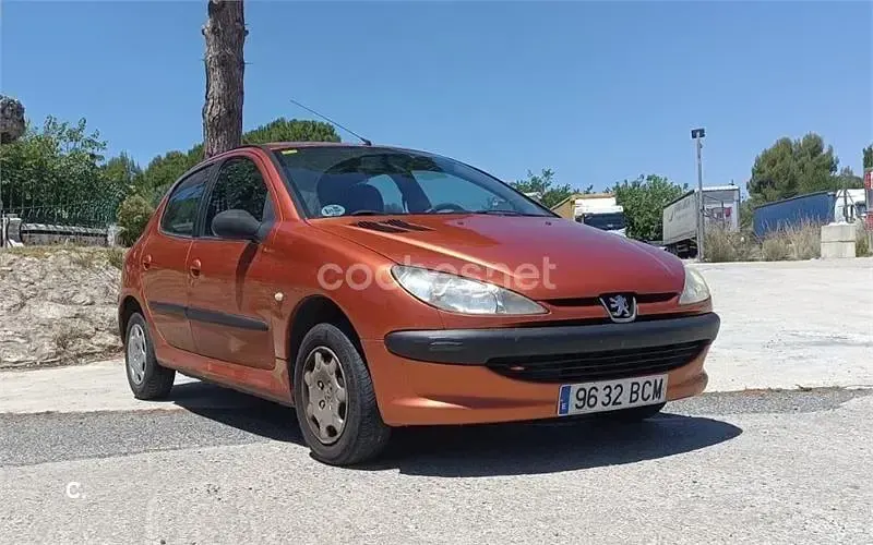 Usado Peugeot 206 75 CV (55 kW) 2001 Naranja Berlina