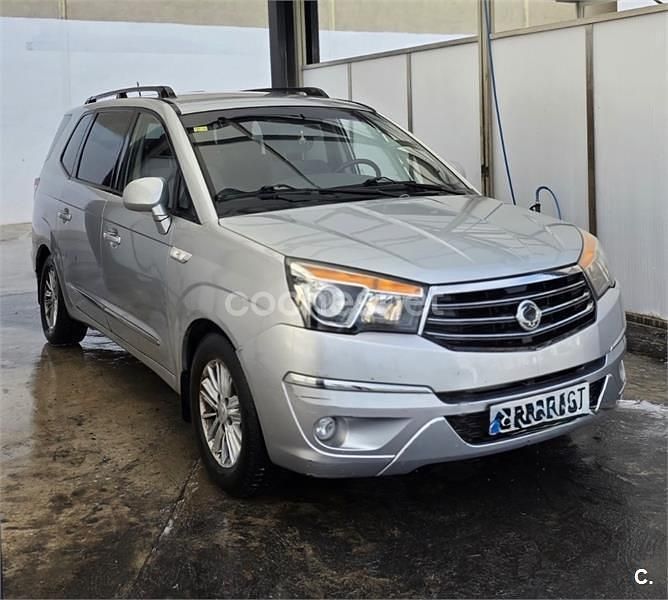 Usado Ssangyong (KGM) Rodius 155 CV (114 kW) 2013 Gris / plata Monovolumen
