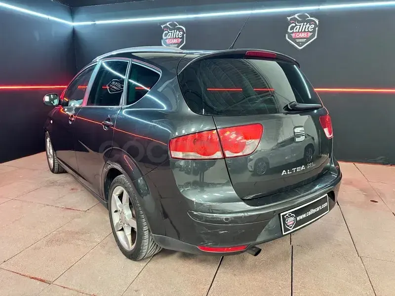 Usado Seat Altea XL Style 105 CV (77 kW) 2008 Gris / plata Monovolumen
