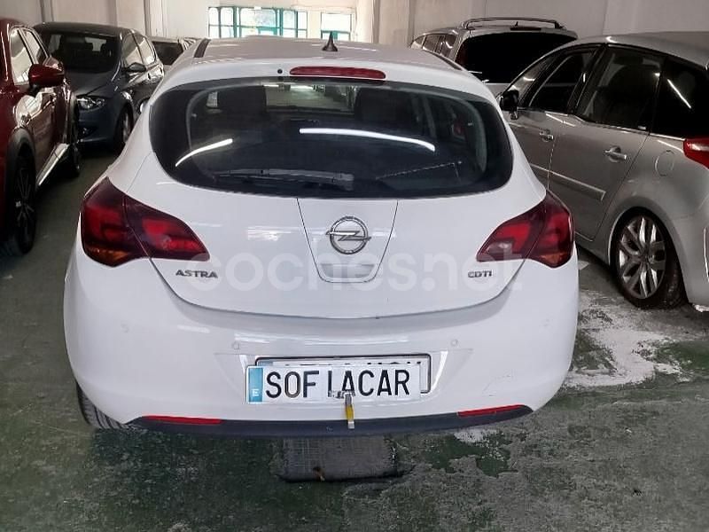 Blanco Usado 2012 Opel Astra Selective Berlina | 5999 € (Precio justo) - Imagen 1/4