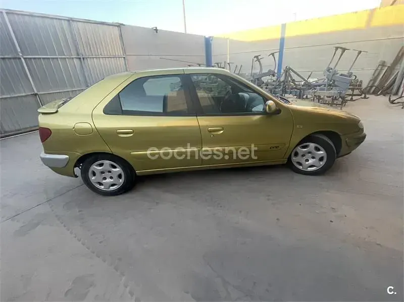 Usado Citroën Xsara Seduction 90 CV (66 kW) 1999 Amarillo Berlina