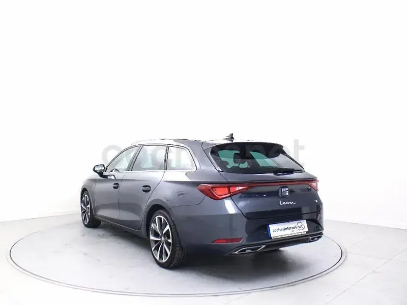 Usado Seat Leon FR 150 CV (110 kW) 2020 Gris / plata Familiar