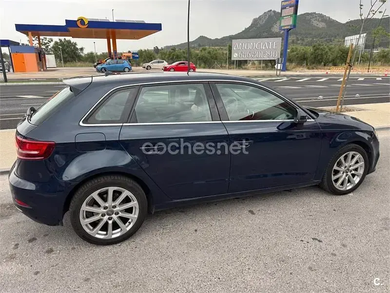 Usado Audi A3 Ambiente 116 CV (85 kW) 2018 Azul Berlina