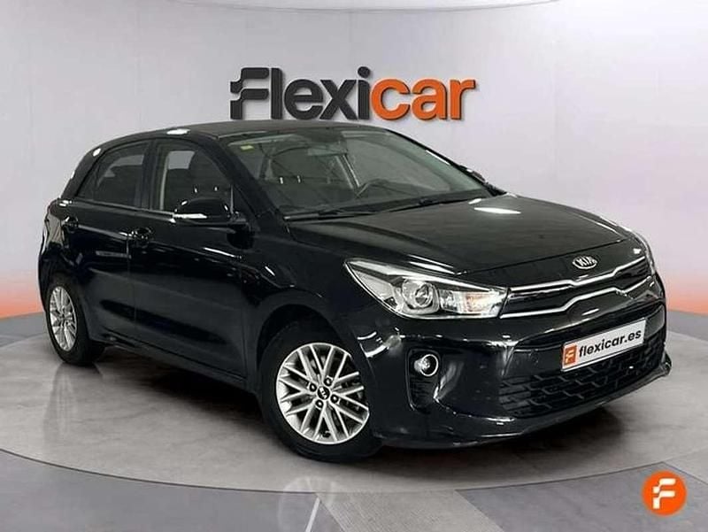 Usado Kia Rio 101 CV (74 kW) 2018 Negro Berlina