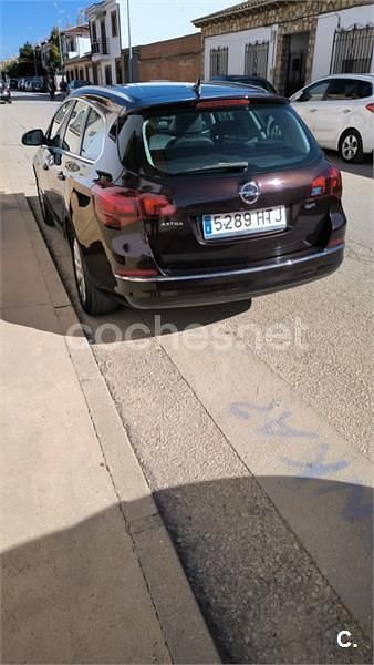 Usado Opel Astra Excellence 130 CV (95 kW) 2013 Marrón Familiar