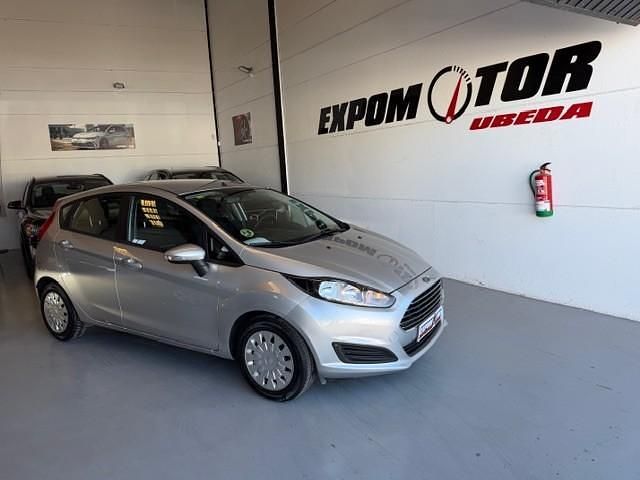 Usado Ford Fiesta Trend 95 CV (69 kW) 2015 Gris Utilitario