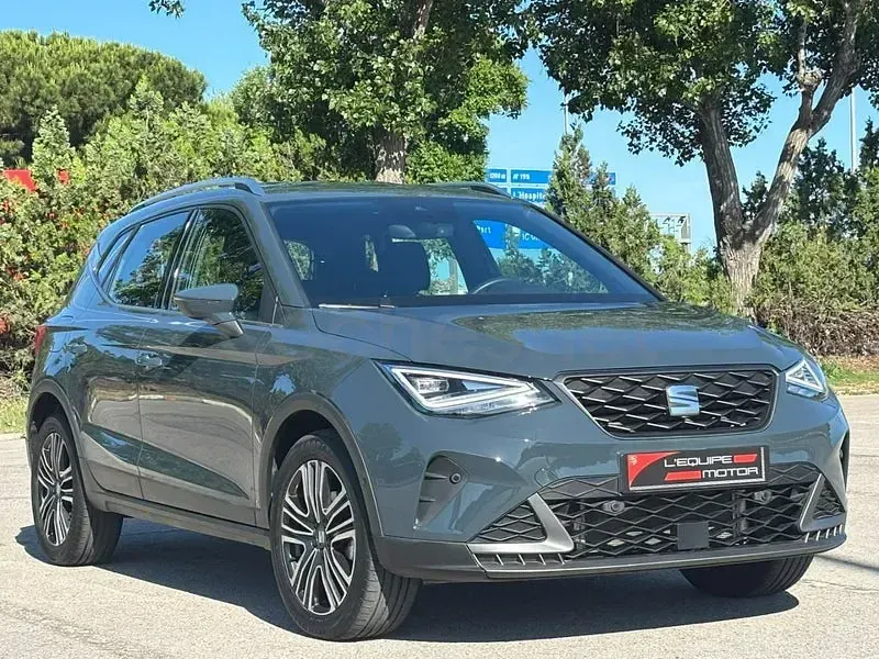 Usado Seat Arona FR 115 CV (84 kW) 2025 Gris / plata SUV