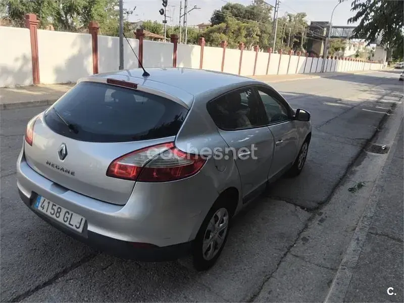 Usado Renault Mégane III Authentique 85 CV (62 kW) 2009 Gris / plata Berlina