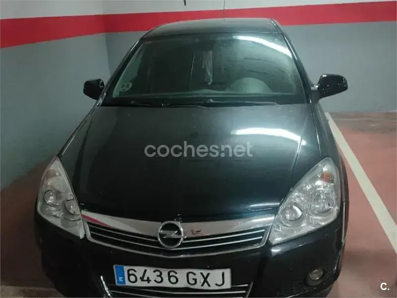 Usado Opel Astra Edition 110 CV (80 kW) 2010 Negro Berlina