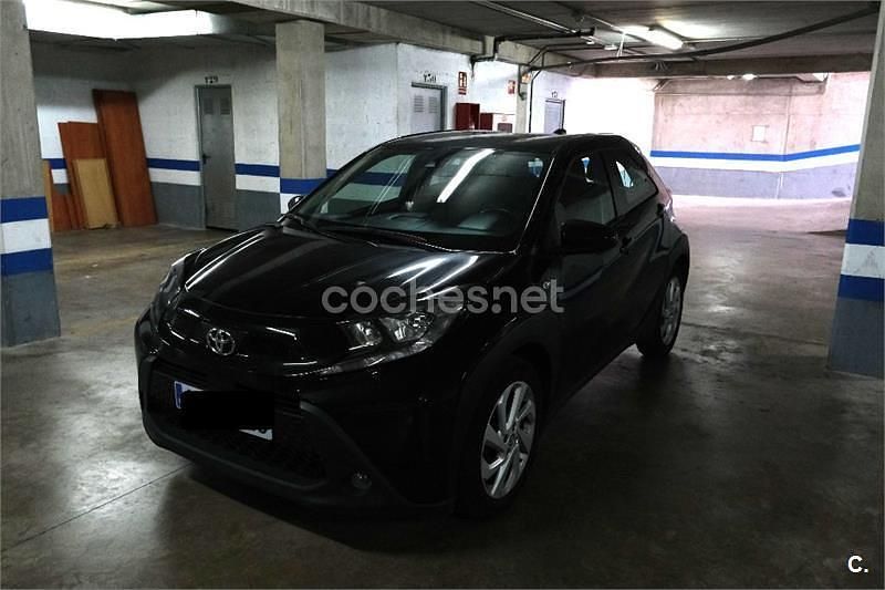 Usado Toyota Aygo X Play 72 CV (52 kW) 2022 Negro SUV
