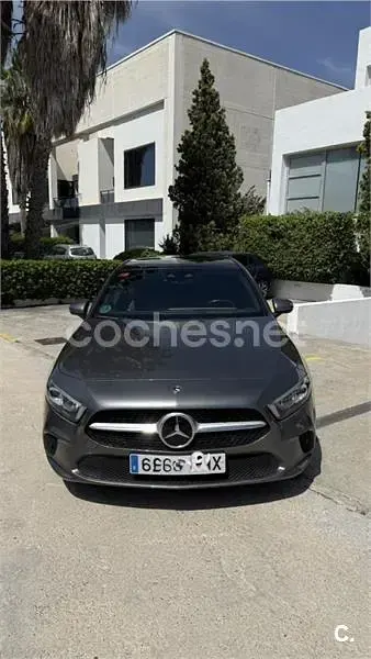 Usado Mercedes A180 109 CV (80 kW) 2018 Gris / plata Berlina