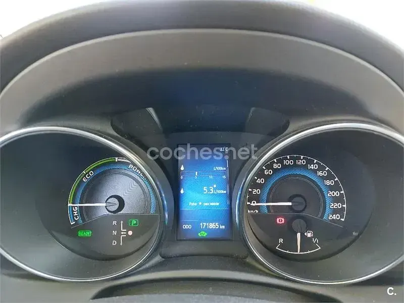 Usado Toyota Auris Hybrid Edition 136 CV (100 kW) 2018 Gris / plata Berlina