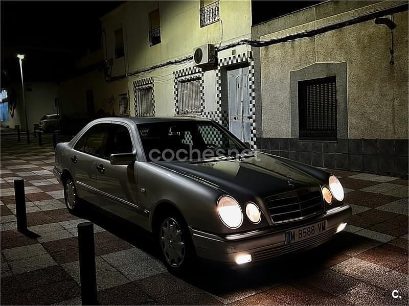 Usado Mercedes E320 Elegance 220 CV (161 kW) 1998 Gris / plata Berlina