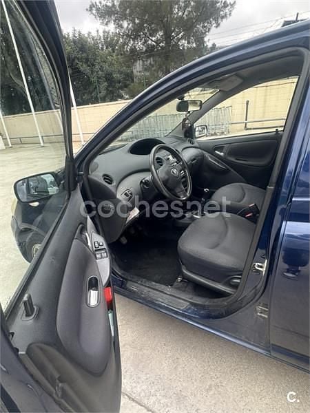Usado Toyota Yaris Terra 75 CV (55 kW) 2003 Azul Berlina