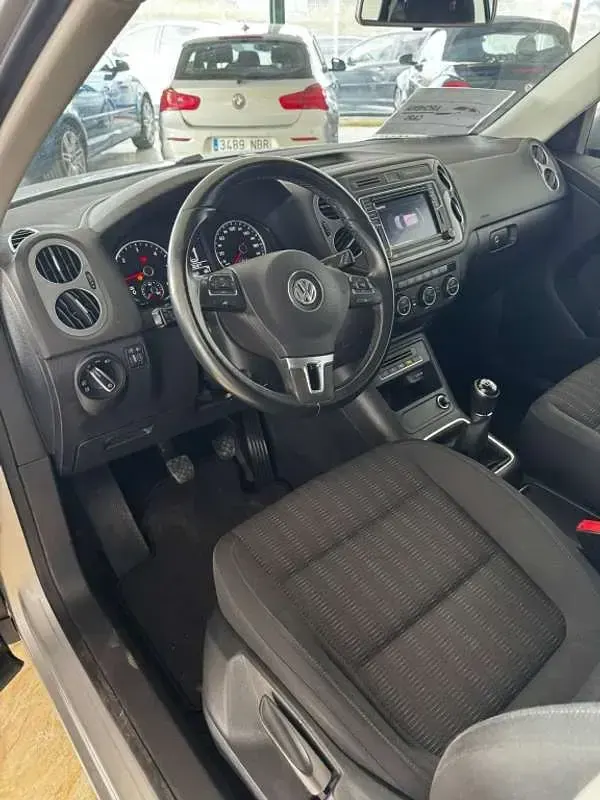 Usado VW Tiguan Business 140 CV (102 kW) 2016 Gris SUV