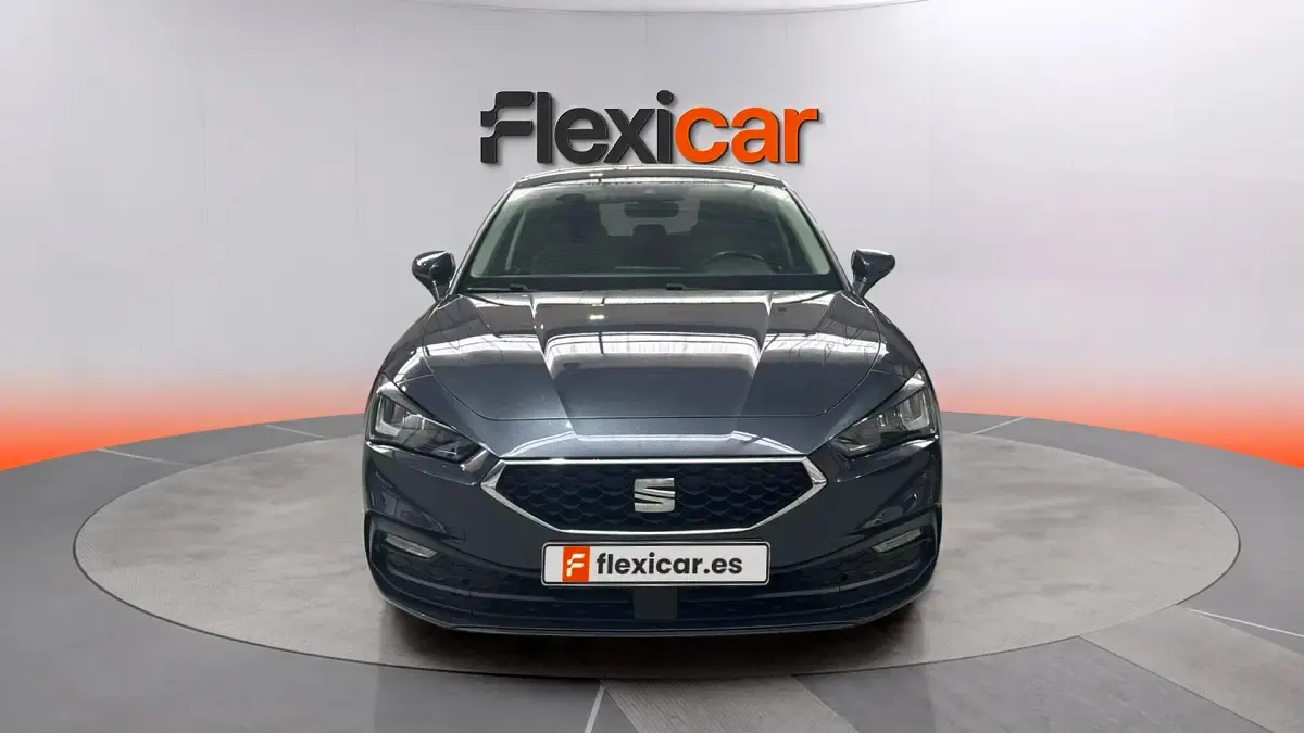 Usado Seat Leon Style 131 CV (96 kW) 2021 Gris Berlina