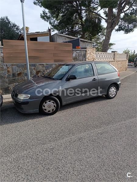 Usado Seat Ibiza 60 CV (44 kW) 2002 Gris / plata Berlina