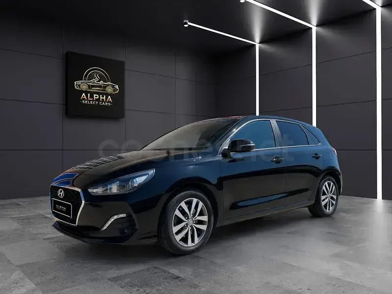 Usado Hyundai i30 120 CV (88 kW) 2019 Negro Berlina