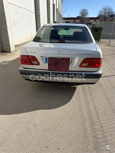 Usado Mercedes E300 136 CV (100 kW) 1996 Gris / plata Familiar