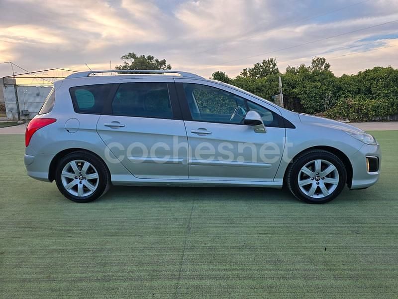 Usado Peugeot 308 SW Sportium 120 CV (88 kW) 2011 Gris / plata Familiar