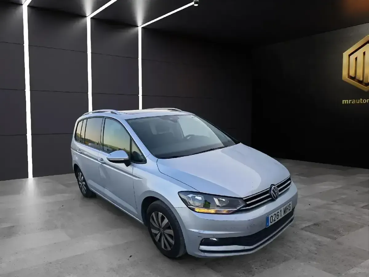 Usado VW Touran Advance 122 CV (89 kW) 2023 Gris Monovolumen