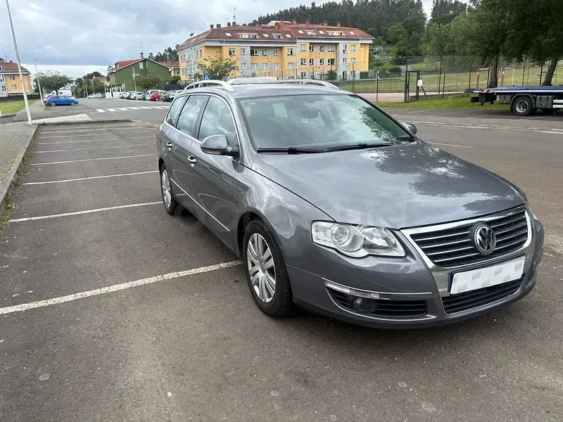 Usado VW Passat Advance 140 CV (102 kW) 2006 Gris / plata Familiar