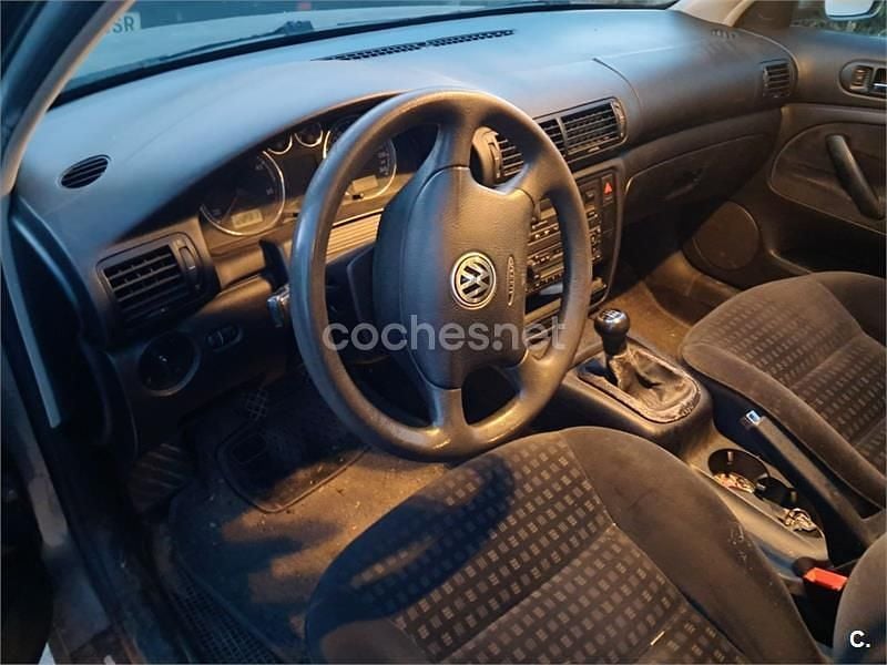 Gris / plata Usado 2002 VW Passat Comfortline Berlina | 2800 € (Precio justo) - Imagen 1/3