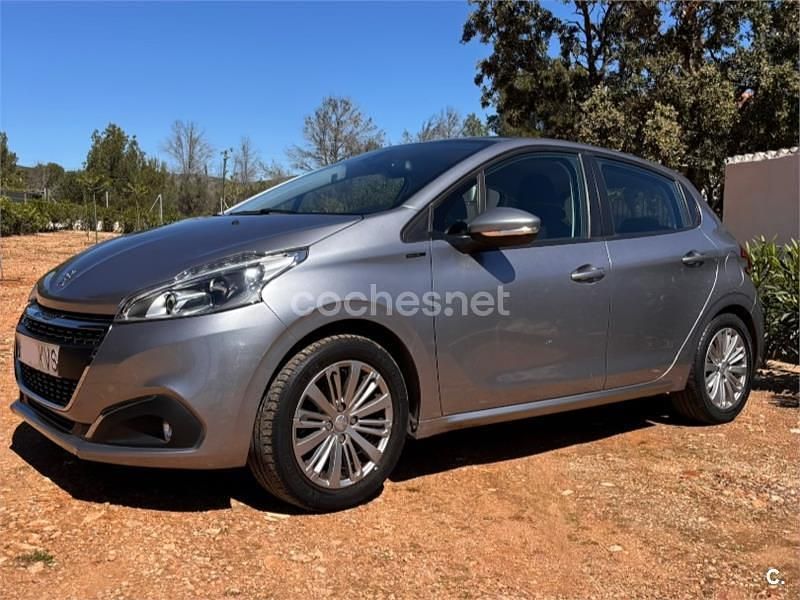 Usado Peugeot 208 Signature Sky 82 CV (60 kW) 2019 Gris / plata Utilitario