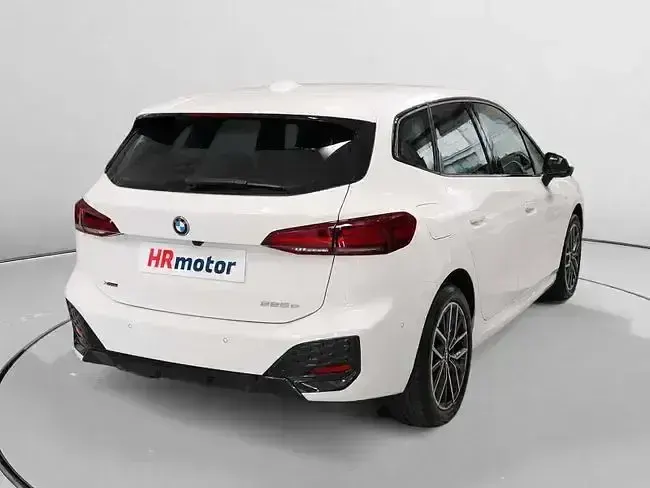 Begagnad BMW 225 Active Tourer Shadowline 245 HK (180 kW) 2022 Vit Minibuss