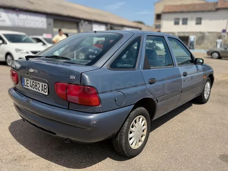 Usado Ford Escort 90 CV (66 kW) 1995 Azul Berlina