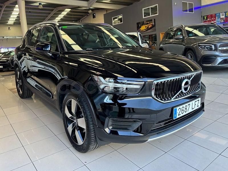 Käytetty Volvo XC40 Momentum 150 HP (110 kW) 2020 Musta Katumaasturi